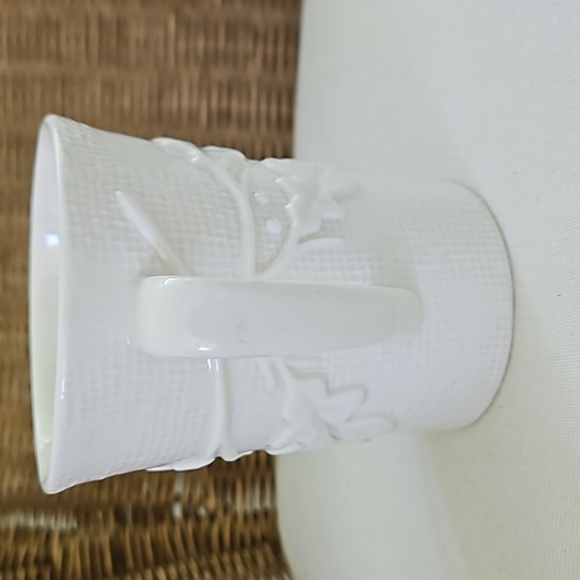 STARBUCKS 2009 White Bone China Mug Embossed Leaves 12 Oz - Picture 4 of 7